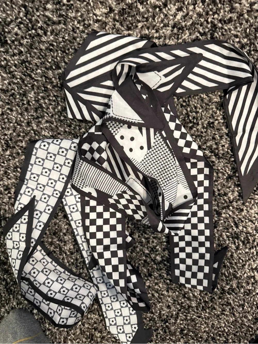 Black & White Geometric Men's Scarf - Stylish Neck Accessory